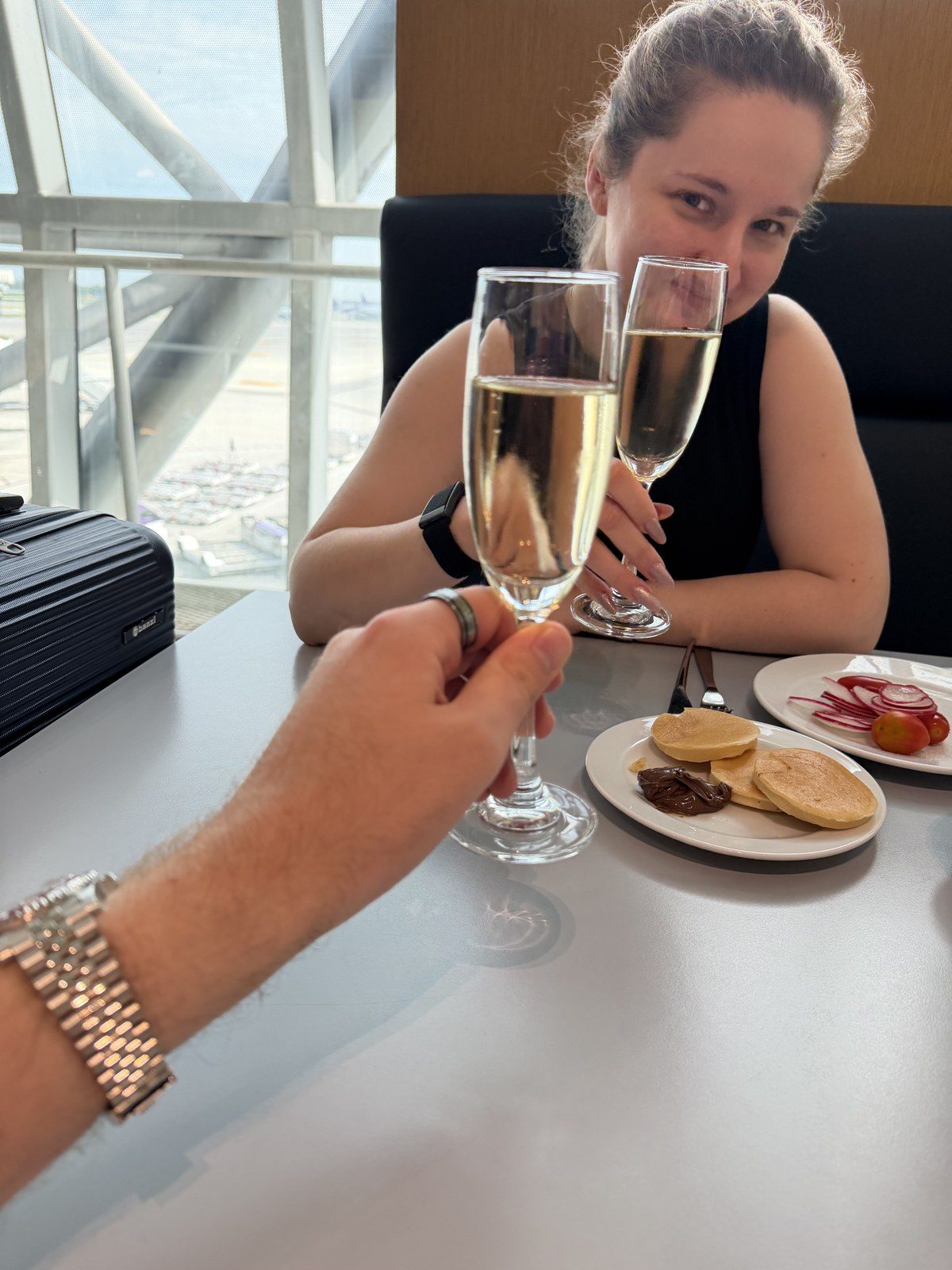 Anstoßen in der Lounge vor dem Abflug